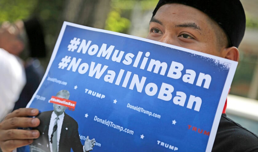Een moslim in Kuala Lumpur protesteert tegen het Amerikaanse inreisverbod voor mensen uit zeven moslimlanden. (Wilma van der Maten en ap / Vincent Thian)