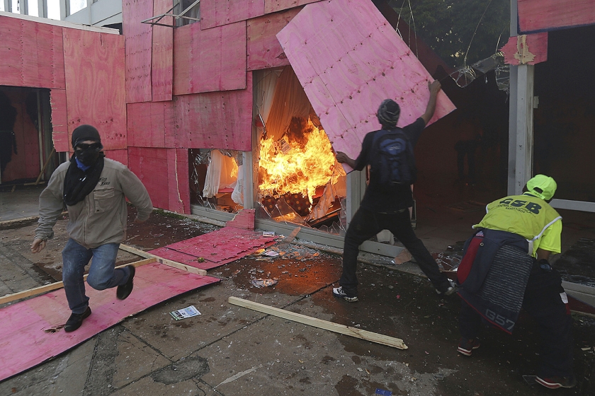 Demonstranten steken het ministerie van Landbouw in brand. De politie kreeg de situatie onder controle, maar toch stuurde president Temer het leger op de demonstranten af. (ap / Eraldo Peres)
