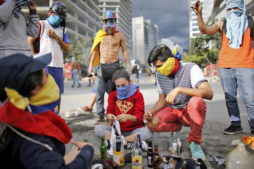 Demonstranten tegen de regering-Maduro tijdens een van de protesten in de afgelopen weken. Iedereen die betrokken is geweest bij het verzet, zou voor de gewraakte waarheidscommissie moeten verschijnen. (ap / Ariana Cubillos)