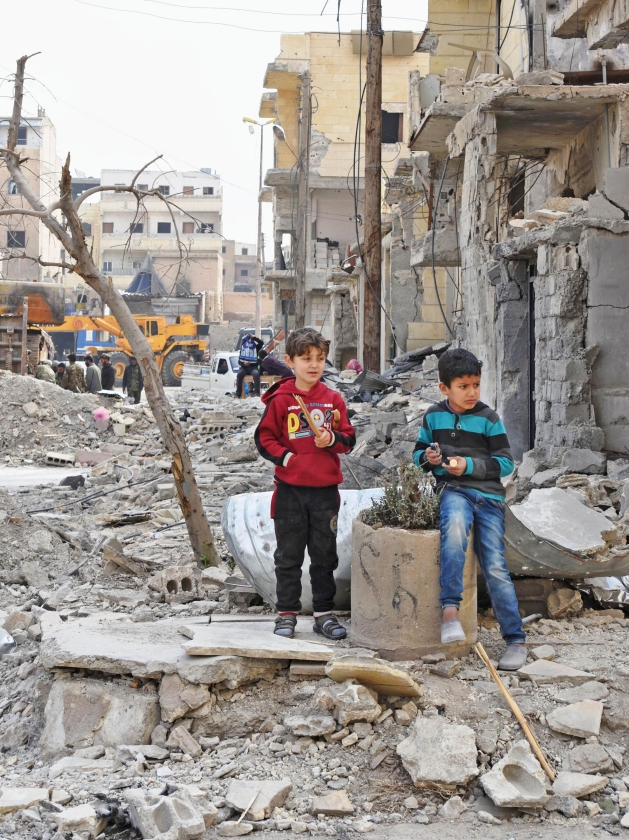 Spelende kinderen in verwoest Raqqa, tot voor kort de zelfverklaarde hoofdstad van door ISIS bezet gebied. (ap)