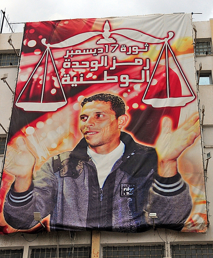 Een poster met de fruitverkoper Mohamed Bouazizi in Sidi Bouzid, Tunesië, die zichzelf in brand stak uit protest tegen een corrupte politie. (ap)