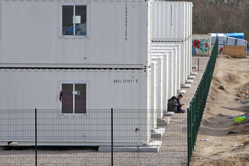 Twee van de 1300 vluchtelingen die hun intrek in het containerdorp hebben genomen. (ap / Michel Spingler)