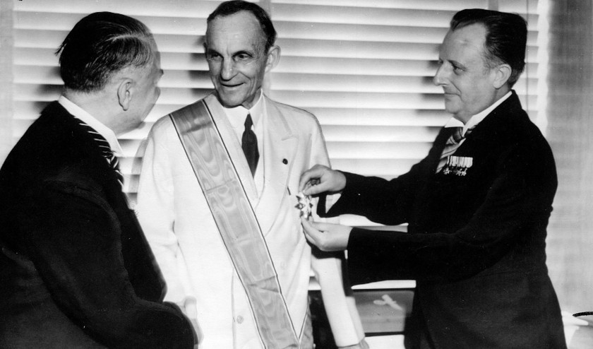 Autofabrikant Henry Ford ontvangt van twee Duitse diplomaten het grootkruis van de ‘Orde van verdienste van de Duitse adelaar’, op 30 november 1938. Het is de hoogste onderscheiding van de nazi’s voor buitenlanders. Hitler was een bewonderaar van de sterk antisemitische Henry Ford. (ap)