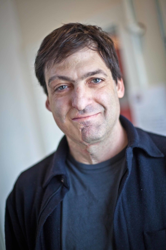 Ariely zoekt naar gedragsprikkels waardoor mensen minder jokken, gemotiveerder aan het werk gaan en meer rekening houden met hun medemens. (poptech)