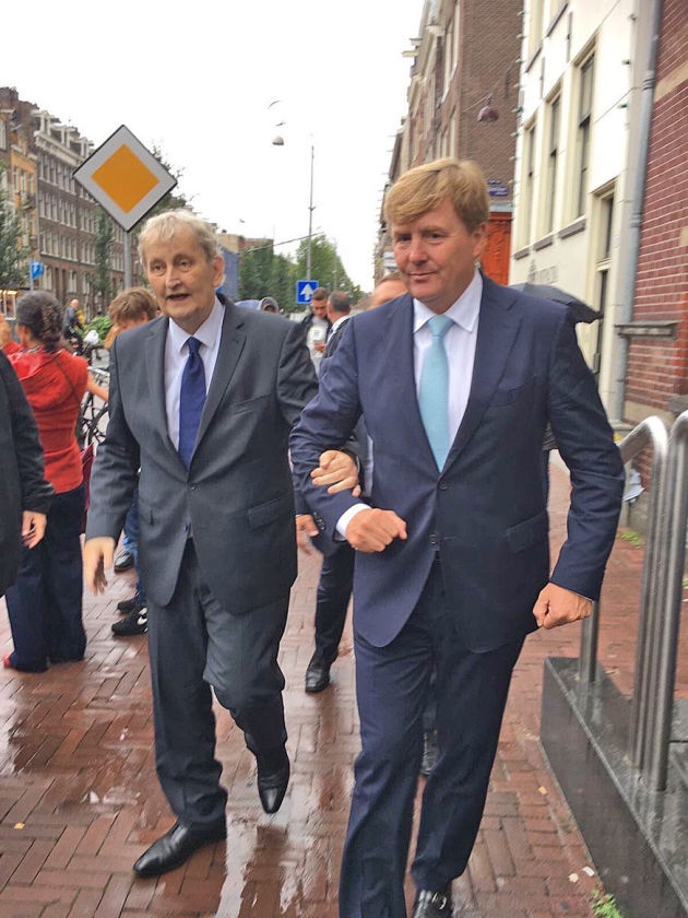 Koning Willem-Alexander geeft de ernstig zieke burgemeester Van der Laan een arm, tijdens een wandeling in Amsterdam vorige week. (at5)