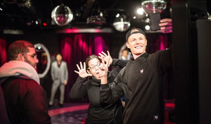 Deelnemen, toekijken en beschouwen met de Nederlandse vlogger Enzo Knol (rechts) in Madame Tussauds. (Carel Schutte)