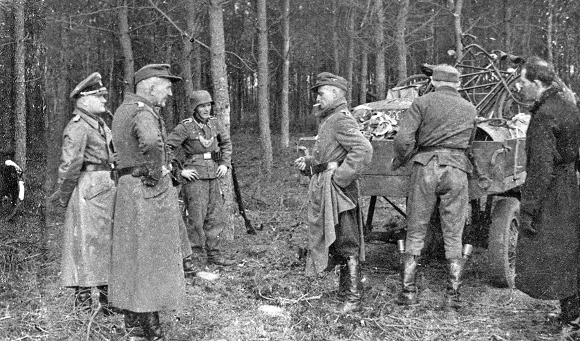 Duitsers op het droppingterrein, waar ze het verzet in de gemeente Ede een zware slag toebrachten. Tal van gearresteerde verzetsmensen moesten het met de dood bekopen, onder wie de vader van dichter Ben Verduijn. (platform militaire historie ede)