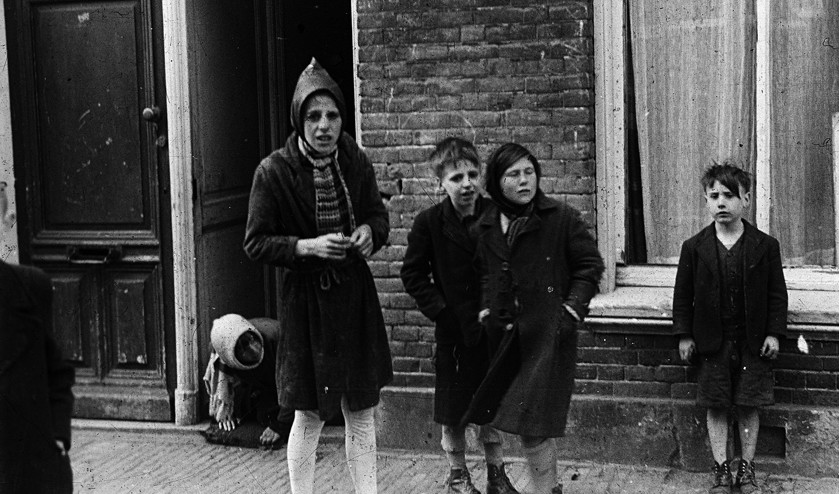 Kinderen tijdens de Hongerwinter, waarschijnlijk in Den Haag. (niod institute for war, holocaust and genocide studies / Menno Huizinga)