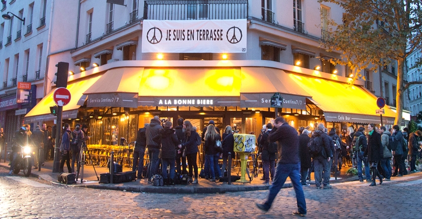 De heropening van café A La Bonne Bière in Paris trok vrijdag veel belangstellenden, vooral journalisten. (ap / Jacques Brinon)