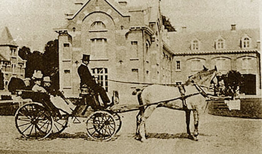 Guillaume Georges Francois graaf De Borchgrave d’Altena was een verklaard aanhanger van Oranje. Op de foto zijn nazaten bij het familiekasteel van Bovelingen in Belgisch Limburg. (nd)