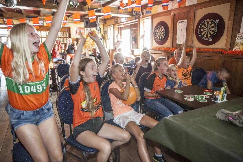 De meisjes van de Friese voetbalvereniging VV Irnsum juichen als Nederland de 1-1 maakt. (Harry Cock en ap / Patrick Post)