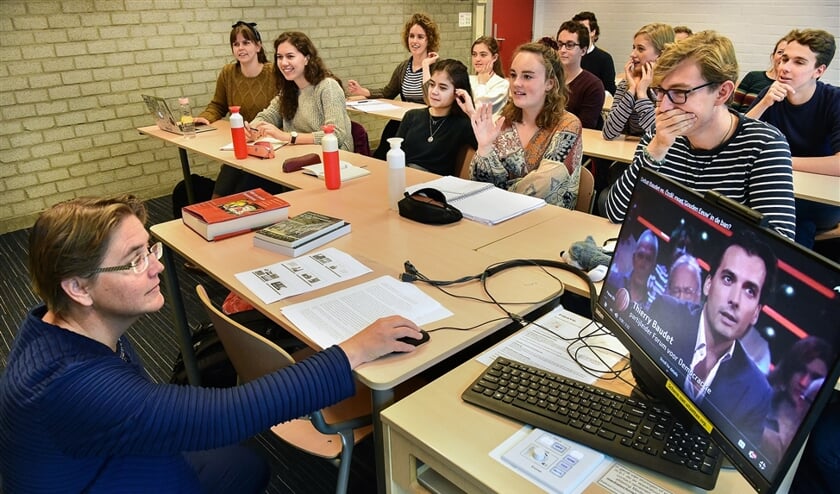 Studenten volgen college Nederlandse letterkunde en cultuur van hoogleraar Lotte Jensen, aan de Radboud Universiteit in Nijmegen. (Marcel van den Bergh en graphic news)