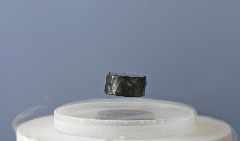 De supergeleiding waardoor dit schijfje boven de magneten blijft zweven, is een kwantumfysisch verschijnsel. (wikipedia)