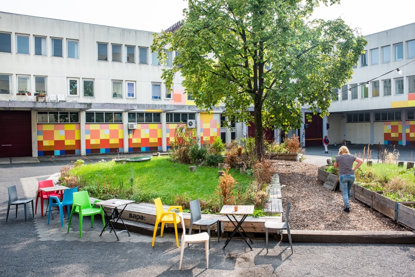 Het binnenplein van de voormalige Bijlmerbajes, waar nu pop-uprestaurant A Beautiful Mess is gevestigd. (Simon Lenskens)