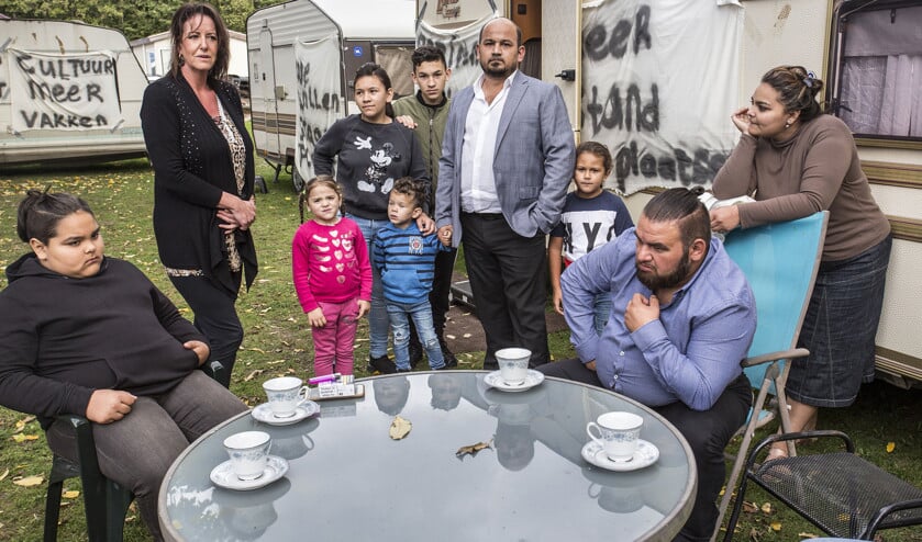 Maria Ras (tweede van links) tussen leden van de familie Westhiner, die sinds kort op hetzelfde kamp in Hoogvliet woont. (Arie Kievit)
