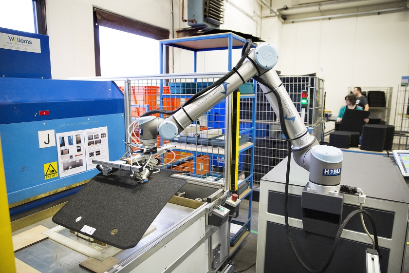 De robot die bij Berco in Schijndel automatten uit de machine haalt, kan geen andere taken verrichten. Ook moet hij door een mens in de gaten worden gehouden. Daar staat tegenover dat hij geen pauze hoeft te nemen en een hogere dagproductie haalt dan een mens. (Arie Kievit)