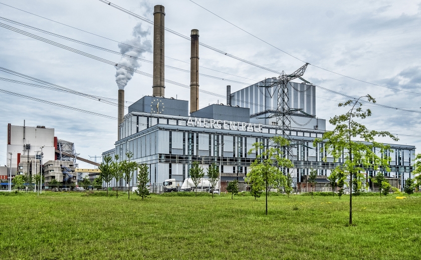 De Amercentrale van RWE in Geertruidenberg. RWE wil steenkool grotendeels vervangen door zaagsel. (Raymond Rutting)