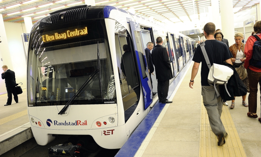 De Randstadrail, die sinds een jaar of tien Den Haag, Zoetermeer en Rotterdam met elkaar verbindt, trekt ieder jaar meer reizigers. (anp / Lex van Lieshout)