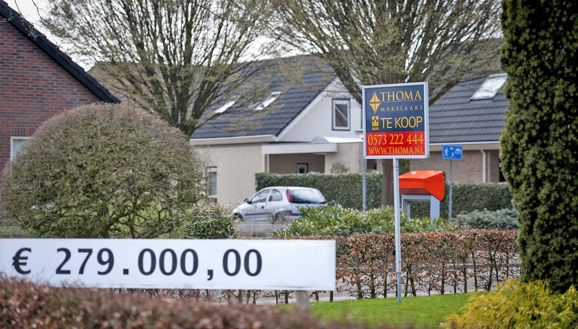 In de Achterhoek is de gemiddelde huizenprijs nog altijd 7,5 procent lager dan in 2008. In Barchem voerden inwoners in 2013 actie om tientallen leegstaande woningen in het Achterhoekse plaatsje te verkopen. (anp / Remko de Waal)