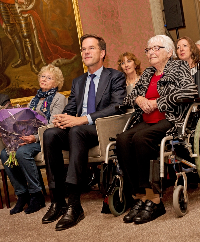 Freddie (l.) en Truus Oversteegen, verzetsvriendinnen van Hannie Schaft, kregen in 2014 het Mobilisatie Oorlogskruis uitgereikt door premier Mark Rutte. (anp / Jerry Lampen)