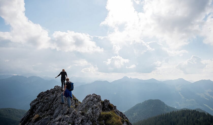 Wandelaars op de top van de berg Taubenstein in de Duitse Alpen. ‘Inmiddels dragen ook hipsters bergschoenen en lelijke petjes.’ (epa / Matthias Balk)