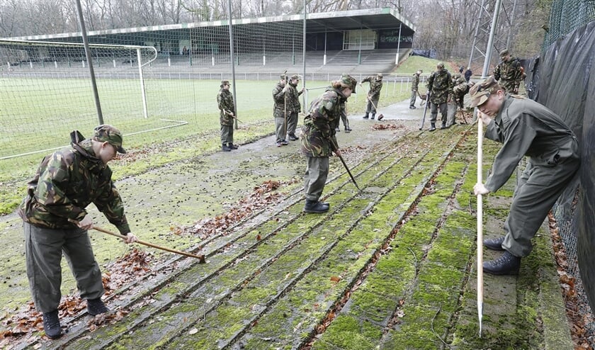 Bijna honderd marechaussees in opleiding staken in maart de handen uit de mouwen om Stadion de Wageningse Berg op te knappen. (anp)