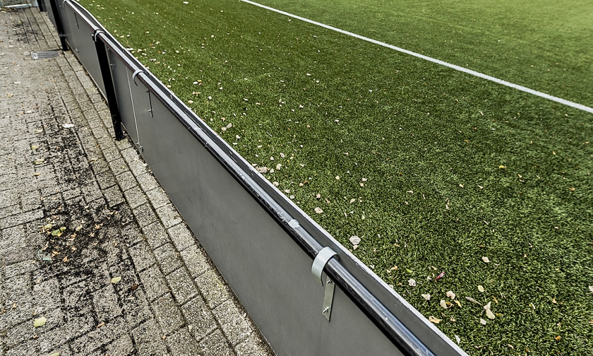 Kunstgrasveld op sportpark de Toekomst, het trainingscomplex van Ajax. De club laat vier velden vervangen vanwege de mogelijke gezondheidsrisico’s. Rubberkorrels komen vooral aan de rand van het veld terecht. (anp / Remko de Waal)