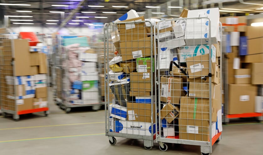 Vooral webshops gebruiken vaak veel te grote dozen, en vullen de rest met lucht in plastic of papier. (anp / Bas Czerwinski)