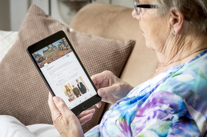 Ouderen hebben steeds vaker een smartphone of een tablet. In 2012 had 2 procent van de 75-plussers een smartphone, maar binnen zes jaar is dat gestegen tot 46 procent. (anp / Lex van Lieshout)