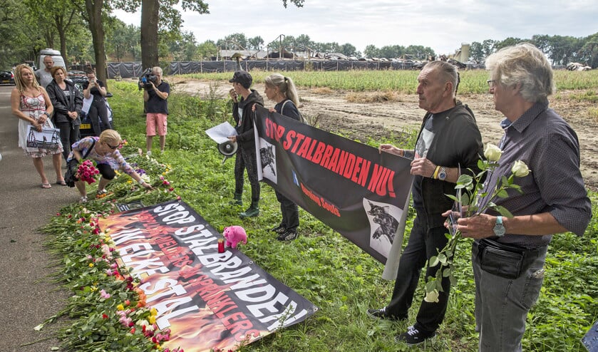 Leden van actiegroep Burning Souls houden bij elke stalbrand een wake voor de dode dieren, zoals hier in Agelo, Overijssel. (anp / Vincent Jannink)