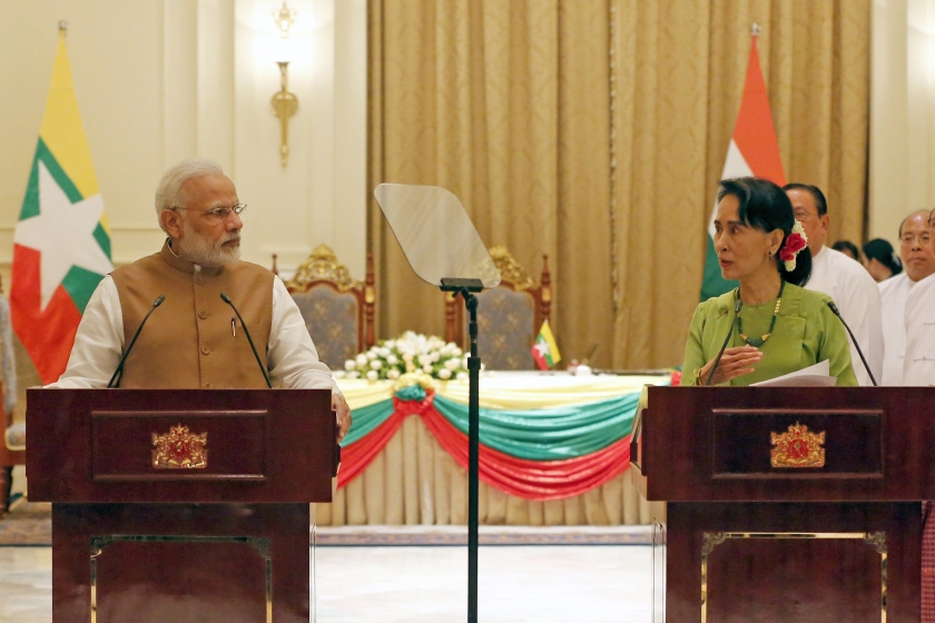 De Indiase premier Narendra Modi (links) luistert naar Nobelprijswinnaar en politiek leider van Myanmar Aung San Suu Kyi woensdag tijdens een gezamenlijke persconferentie. Suu Kyi is op bezoek in India. (epa / Hein Htet)