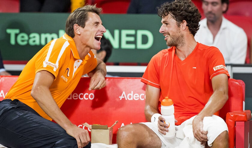 Robin Haase (r.) met Davis Cup-coach Paul Haarhuis. De Nederlandse mannen beseffen dat ze dit weekend topdagen zullen moeten hebben om Canada te verslaan. (anp / Koen Suyk)