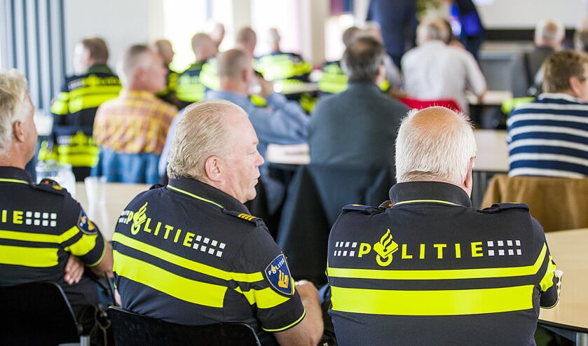 Nu er veel jong en vers bloed nodig is, moet je je afvragen hoe wij de politie van de toekomst gaan vormgeven, zegt politiewetenschapper Bob Hoogenboom. (anp / Michel van Bergen en vk)