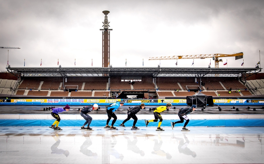 Vanaf links: Paulien van Deutekom, Gianni Romme, Rintje Ritsma, Eric Flaim, Jochem Uytdehaage en Rolf Falk-Larssen donderdag tijdens het evenement Meesters van de Wereld, een eerbetoon aan oud-schaatskampioenen in de aanloop naar het WK allround. (anp / Remko de Waal)