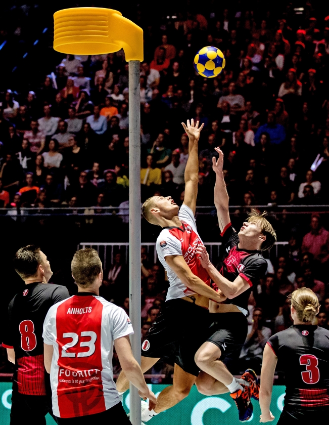 Nick Pikaar (links) van TOP/Solar Compleet in actie tegen Nik van der Steen van Fortuna/Delta Logistiek tijdens de finale van de Korfbal League in 2018. (anp / Koen van Weel)