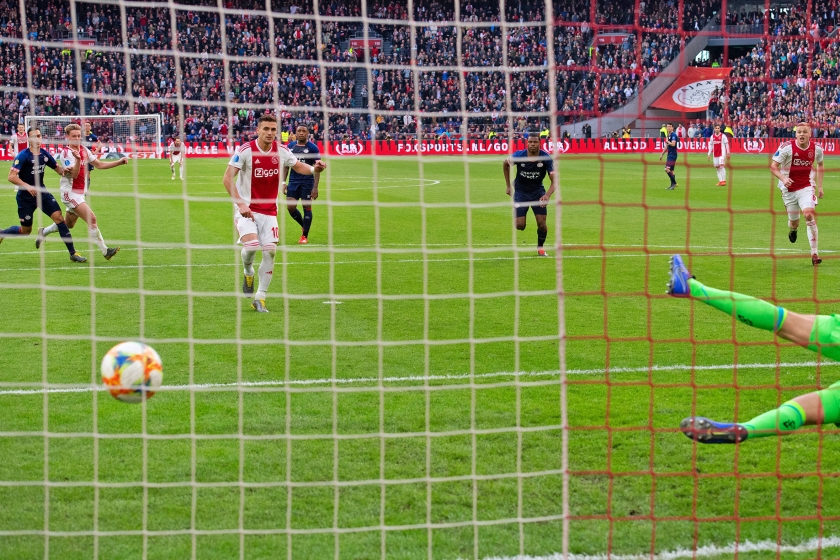 Het laatste duel tussen Ajax en PSV was 31 maart van dit jaar. Dusan Tadic van Ajax benut een strafschop en scoort 2-1. Ondanks het succes van de Amsterdammers is voor PSV het kampioenschap dit jaar opnieuw de doelstelling. (anp / Olaf Kraak)
