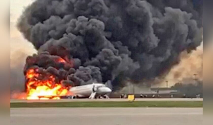 Beeld uit een filmpje dat een getuige op het vliegveld van Moskou maakte van de brandende Soechoj Superjet 100. (epa)
