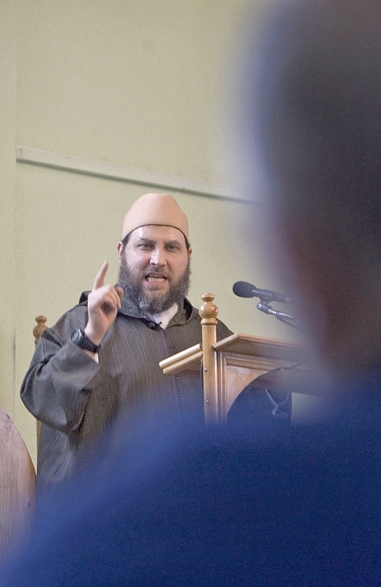 Archieffoto van Fawaz Jneid tijdens het middaggebed in de As-Soennah-moskee in Den Haag, waar hij inmiddels is ontslagen. (anp / Evert-Jan Daniels)