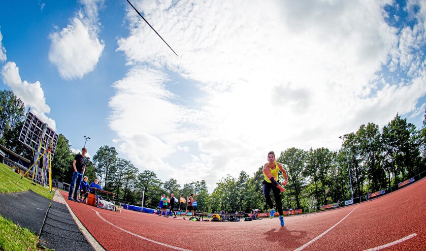 De Belg Thomas van der Plaetsen in actie tijdens het speerwerpen bij de 48e editie van de Gouden Spike. Het was echter vooral Lisanne Schol die in Leiden de aandacht trok. Zij wierp een nieuw Nederlands record: 60,92 meter. (belga photo / Jasper Jacobs)