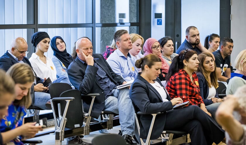 Gedupeerde ouders luisteren mee naar een overleg in de Tweede Kamer op 4 juli over het stopzetten van de kinderopvangtoeslag in honderden gevallen. De kwestie leek toen voor staatssecretaris Menno Snel goed af te lopen, maar deze week kwamen veel nieuwe zaken aan het licht. (anp / Bart Maat en Robin van Lonkhuijsen)
