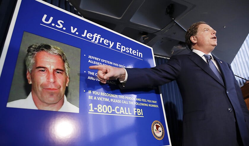 Federaal aanklager Geoffrey Berman spreekt op een persconferentie over de arrestatie van miljardair Jeffrey Epstein, op 8 juli. (epa / Jason Szenes)
