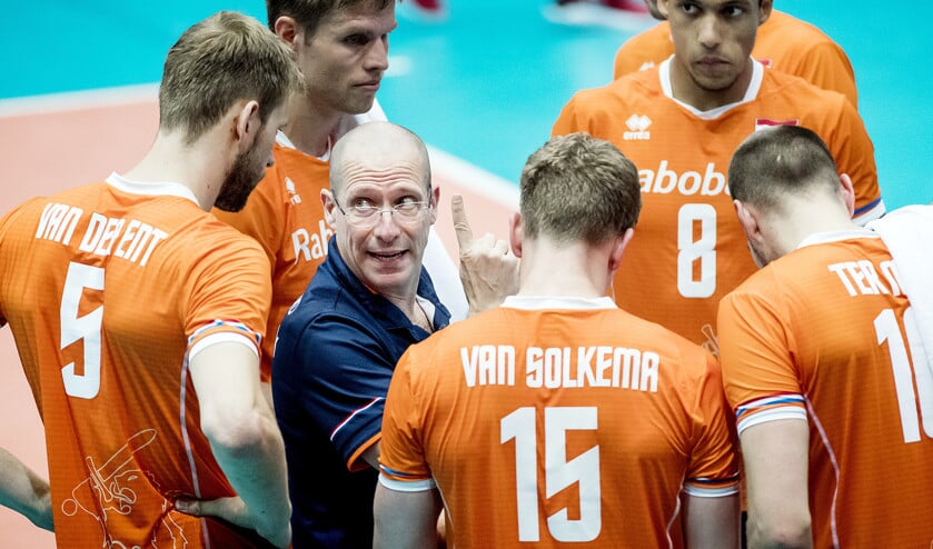 De ‘Lange Mannen’ van 2019 luisteren naar coach Roberto Piazza. Speler Robbert Andringa: ‘Met Roberto is er een frisse wind gaan waaien.’ (anp / Koen van Weel en Toussaint Kluiters)