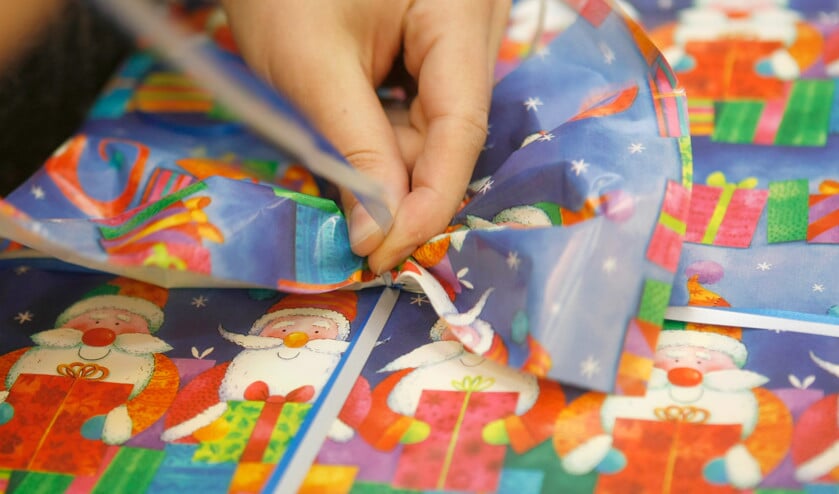Voor een kind met autisme kan het fijn zijn als hij zijn eigen cadeautjes mag inpakken. (ap / Thomas Kienzle)