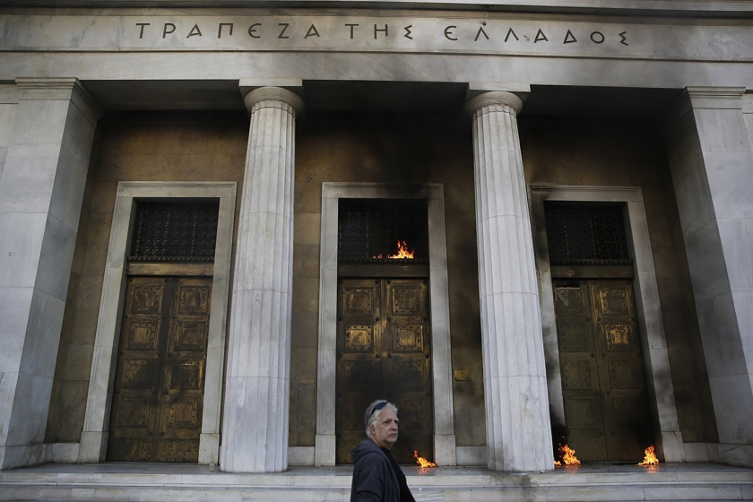 De Bank van Griekenland in Athene werd vorig jaar door demonstranten belaagd. (ap / Petros Giannakouris)