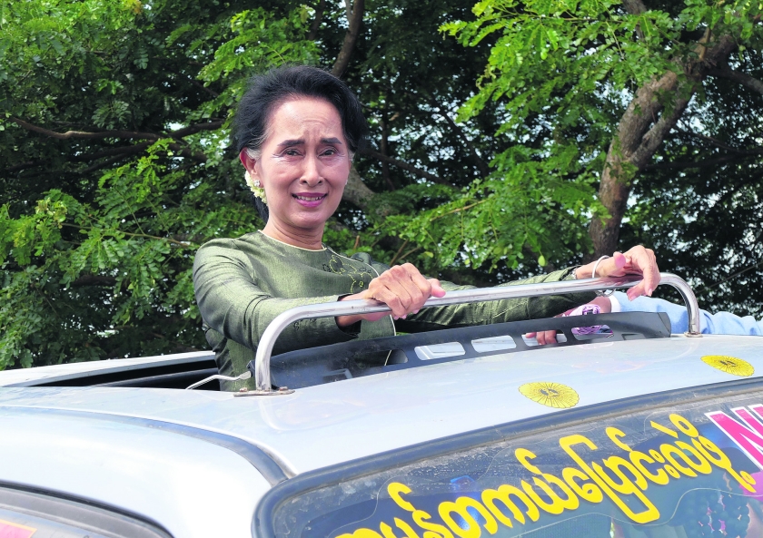 De zeventigjarige leider van de democratische beweging van Birma, Aung San Suu Kyi, maakt zich klaar voor de verkiezingen van 8 november. Haar symbolische waarde is groot, maar gaat ze dat ook waarmaken? (ap / Khin Maung Win)
