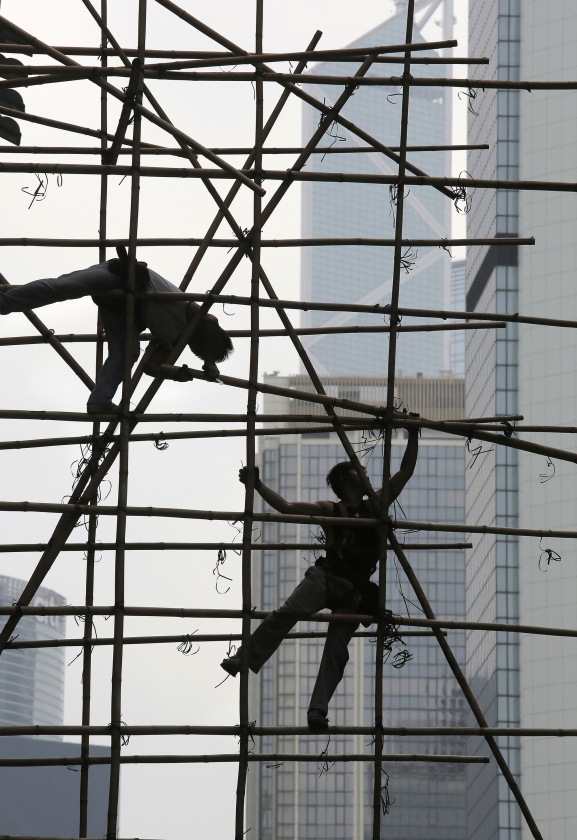 Bamboe wordt ook gebruikt in steigers, hier bij kantoorgebouwen in Hongkong. (ap / Vincent Yu)