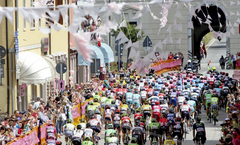 Het peloton van de Giro doorkruist het fraaie Italiaanse landschap met schilderachtige bergdorpjes en oude steden. (ap / Matteo Bazzi)