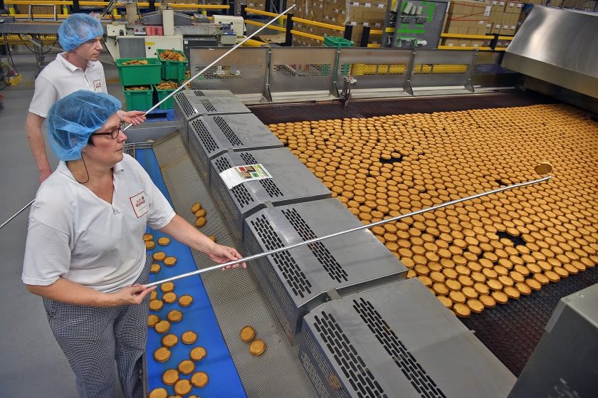 Beschuit (met ‘randuitsparing’) bakken bij Bolletje in Almelo. De minder goede exemplaren worden ertussenuit gevist. (Marcel van den Bergh)