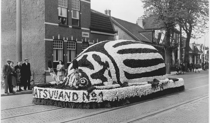 Een coloradokever als praalwagen op het Bloemencorso in Hillegom, 17 april 1948. De kever heette ‘staatsvijand nr 1’. (ahf iisg / Ben van Meerendonk, nationaal archief / Harry Pot en wikimedia commons)