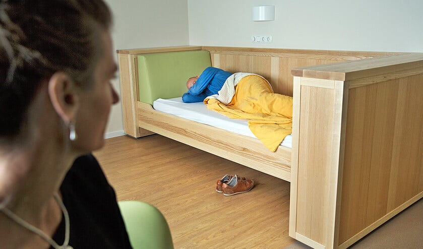 Een hulpverlener van GGZ Breburg in Tilburg houdt toezicht op een agressieve ‘patiënt’ (de man op de foto is een medewerker). Bij Breburg en 24 andere GGZ-instellingen worden agressieve, psychotische of suïcidale patiënten niet meer in hun eentje opgesloten, maar intensief begeleid (hollandse hoogte / Ton Toemen)